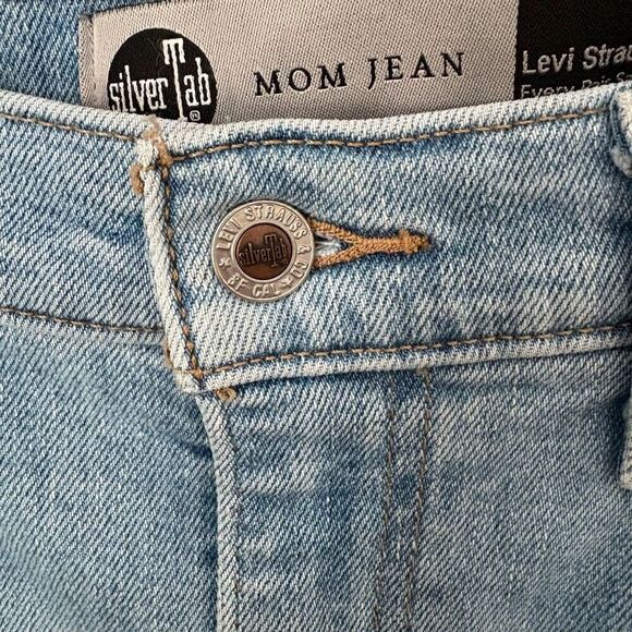 Levi's Women's SilverTab Mom Jeans Size 28 - Picture 7 of 10